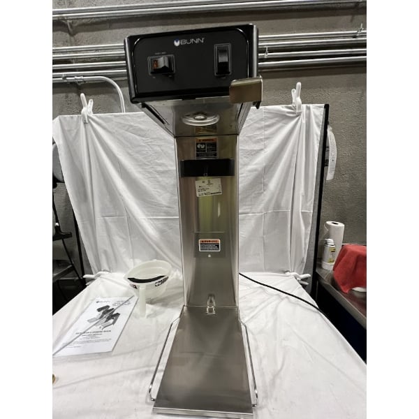 Scratch and Dent Bunn 36700.0013 TB3Q 3 Gallon Iced Tea Brewer with Quickbrew