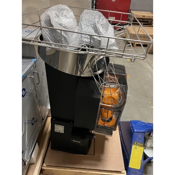 Scratch and Dent Zumex 08820 Speed Up All-in-One High Capacity Automatic Feed Juicer with Wide Mirror Podium - 40 Fruits / Minute