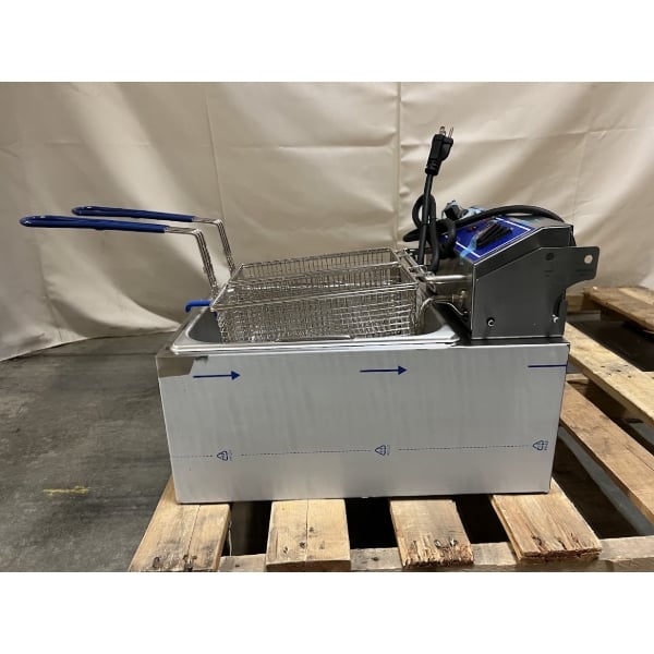 Scratch and Dent Globe PF10E 10 lb. Electric Countertop Fryer