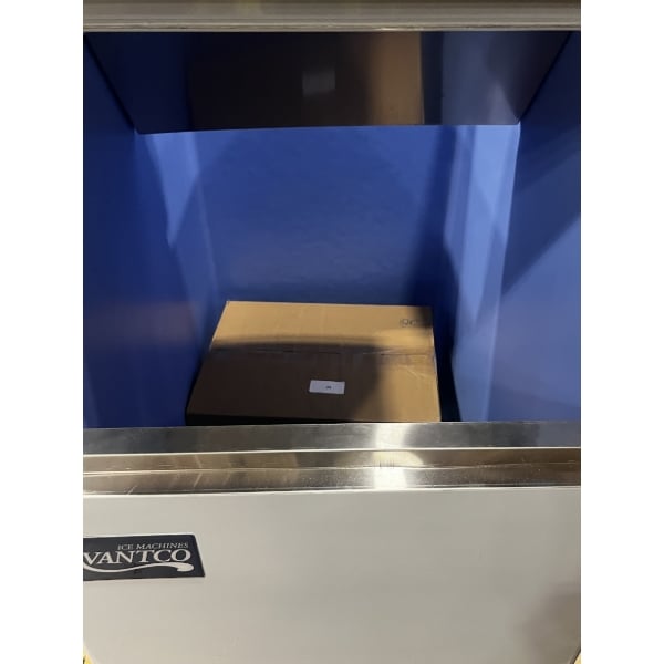Scratch and Dent Avantco Ice BIN23022 22" Ice Storage Bin - 275 lb.