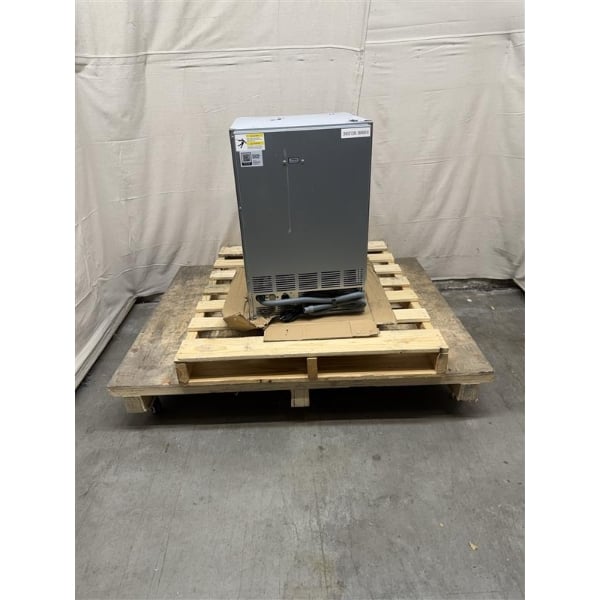 Scratch and Dent Avantco Ice UC-F-120-A 19" Air-Cooled Undercounter Full Cube Ice Machine with 40 lb. Storage Bin- 129 lb., 115V
