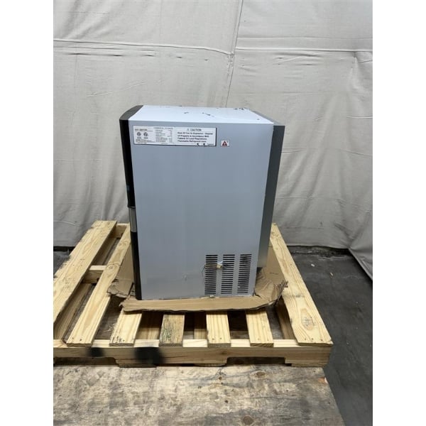 Scratch and Dent Avantco Ice UC-F-120-A 19" Air-Cooled Undercounter Full Cube Ice Machine with 40 lb. Storage Bin- 129 lb., 115V