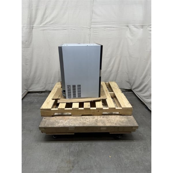 Scratch and Dent Avantco Ice UC-F-120-A 19" Air-Cooled Undercounter Full Cube Ice Machine with 40 lb. Storage Bin- 129 lb., 115V