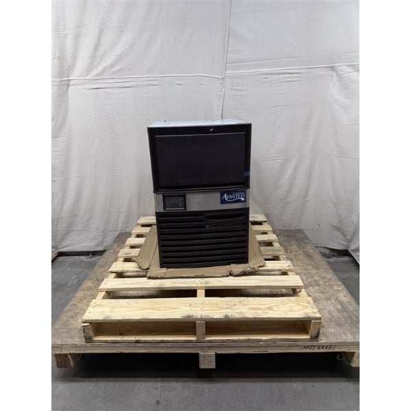 Scratch and Dent Avantco Ice UC-F-120-A 19" Air-Cooled Undercounter Full Cube Ice Machine with 40 lb. Storage Bin- 129 lb., 115V