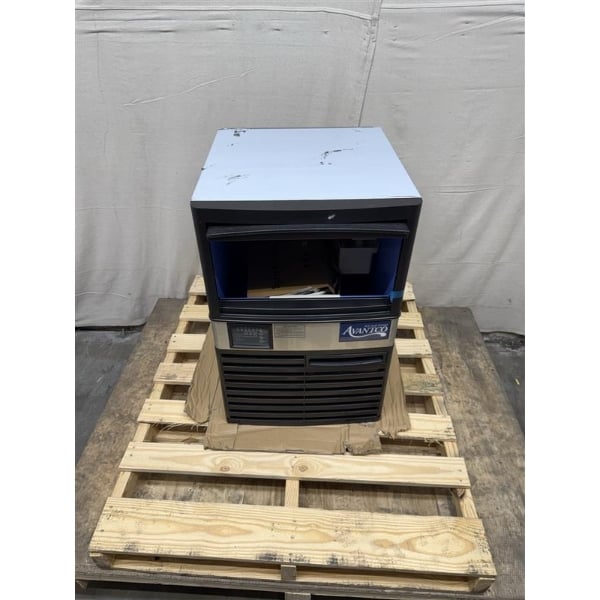 Scratch and Dent Avantco Ice UC-F-120-A 19" Air-Cooled Undercounter Full Cube Ice Machine with 40 lb. Storage Bin- 129 lb., 115V