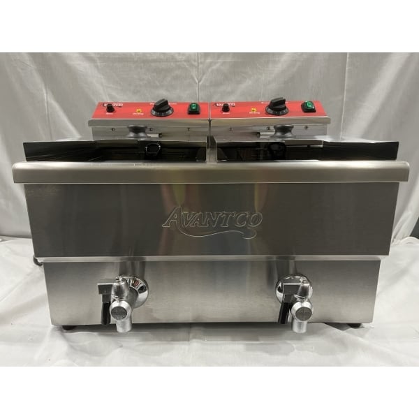 Scratch and Dent Avantco F202 30 lb. Dual Tank Medium-Duty Electric Countertop Fryer - 208-240V, 5400/7200W