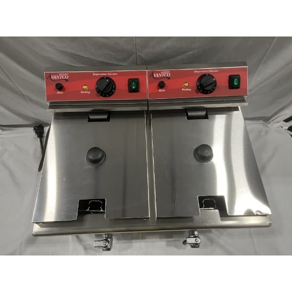 Scratch and Dent Avantco F202 30 lb. Dual Tank Medium-Duty Electric Countertop Fryer - 208-240V, 5400/7200W
