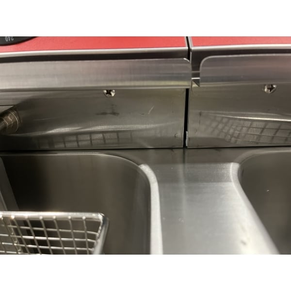 Scratch and Dent Avantco F202 30 lb. Dual Tank Medium-Duty Electric Countertop Fryer - 208-240V, 5400/7200W