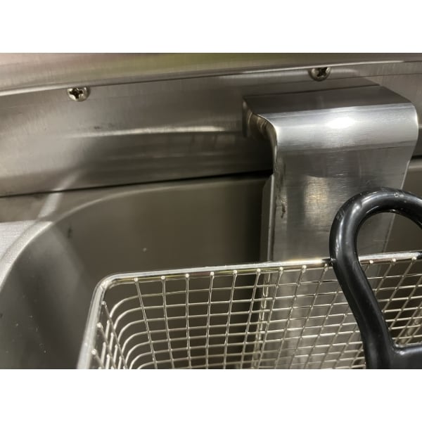 Scratch and Dent Avantco F202 30 lb. Dual Tank Medium-Duty Electric Countertop Fryer - 208-240V, 5400/7200W