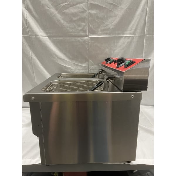 Scratch and Dent Avantco F202 30 lb. Dual Tank Medium-Duty Electric Countertop Fryer - 208-240V, 5400/7200W