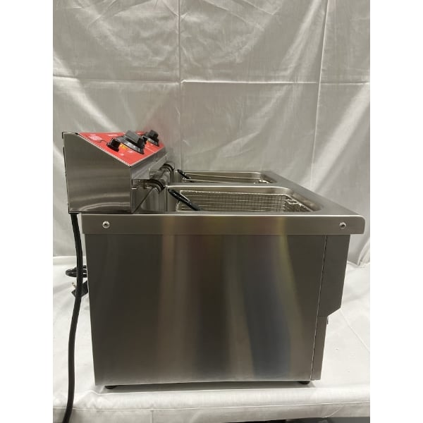 Scratch and Dent Avantco F202 30 lb. Dual Tank Medium-Duty Electric Countertop Fryer - 208-240V, 5400/7200W