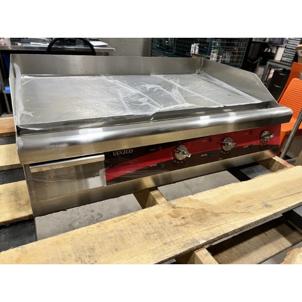 Scratch and Dent Avantco EG30N 30" Electric Countertop Griddle - 208/240V, 3.3 kW-4.5 kW