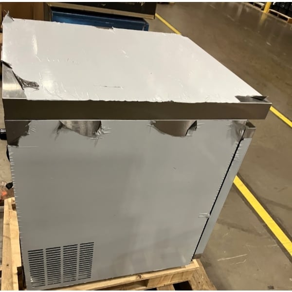 Scratch and Dent Avantco AU-27F 27" Undercounter Freezer