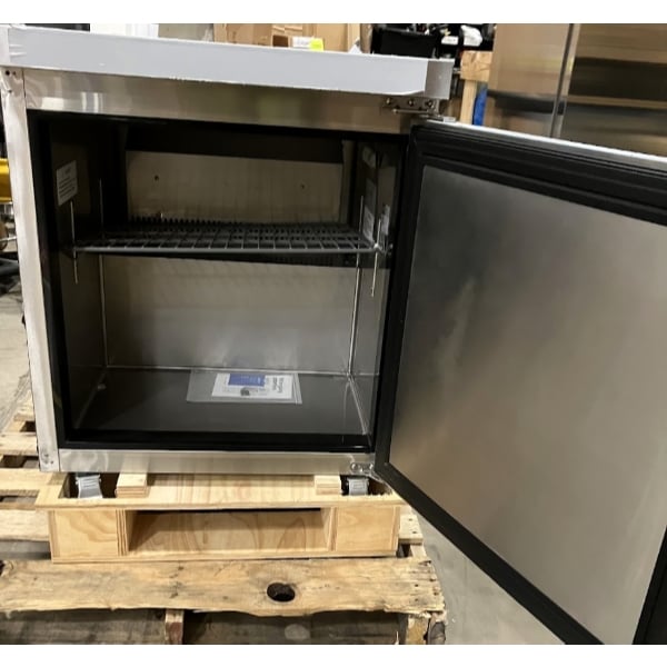 Scratch and Dent Avantco AU-27F 27" Undercounter Freezer