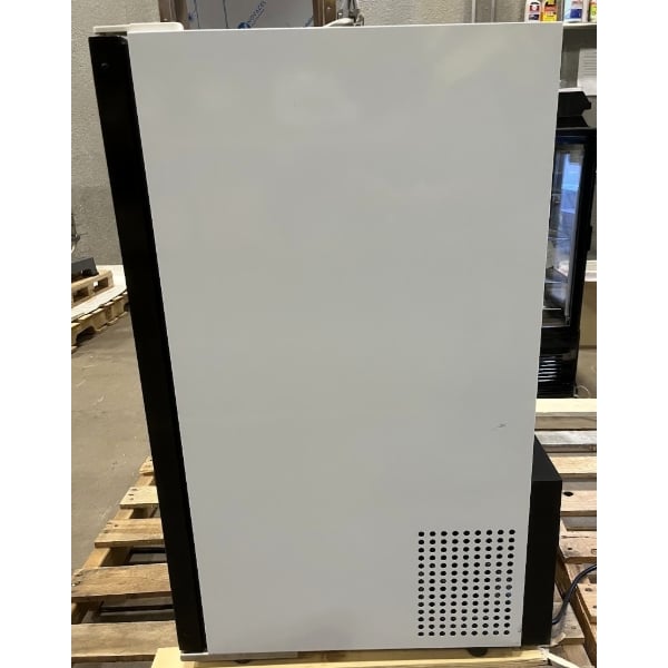 Scratch and Dent Avantco CRM-7-HC White Countertop Display Refrigerator with Swing Door - 4.1 Cu. Ft.