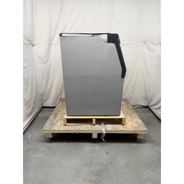 Scratch and Dent Scotsman B530P Ice Storage Bin 536 lb. Plastic Exterior