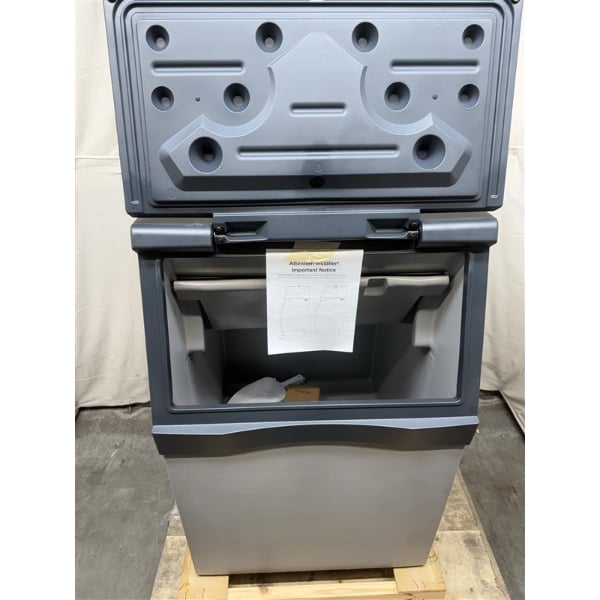 Scratch and Dent Scotsman B530P Ice Storage Bin 536 lb. Plastic Exterior