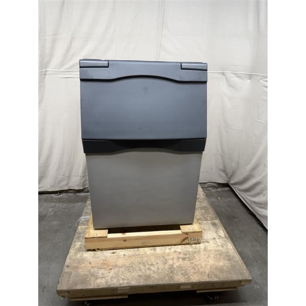 Scratch and Dent Scotsman B530P Ice Storage Bin 536 lb. Plastic Exterior
