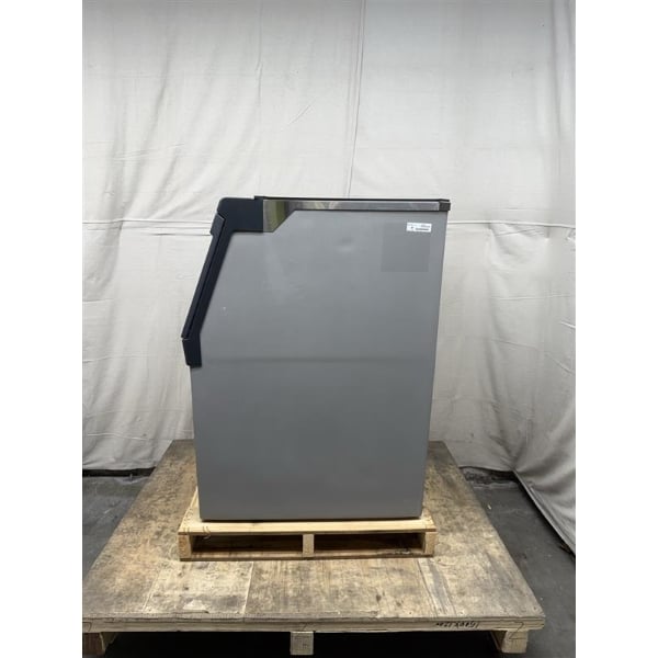 Scratch and Dent Scotsman B530P Ice Storage Bin 536 lb. Plastic Exterior