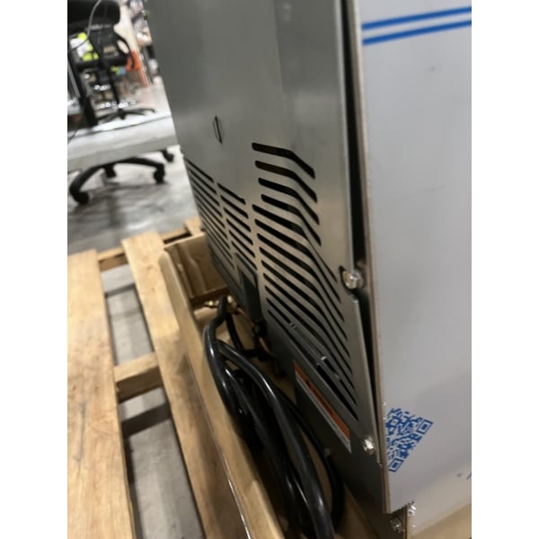 Scratch and Dent Manitowoc UCP0050A 14 3/4" Air-Cooled Undercounter Gourmet Cube Ice Machine with 25 lb. Storage - 52 lb., 115V