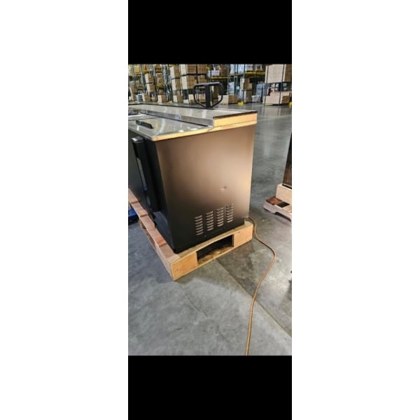 Scratch and Dent Avantco HBB-95-HC 95" Black Horizontal Bottle Cooler
