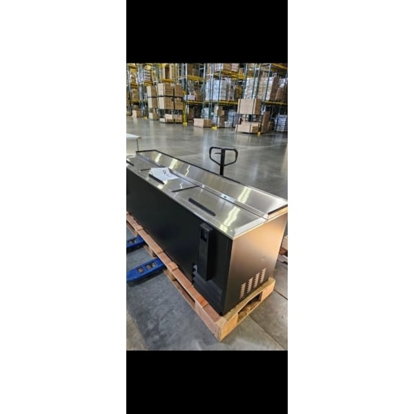 Scratch and Dent Avantco HBB-95-HC 95" Black Horizontal Bottle Cooler