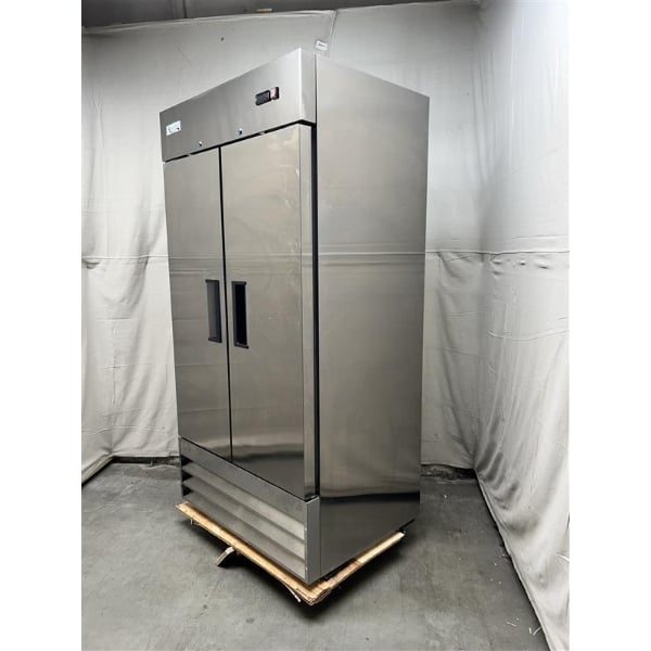 Scratch and Dent Avantco A-35F-HC 39 1/2" Solid Door Reach-In Freezer