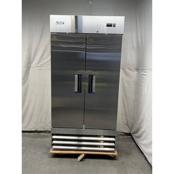 Scratch and Dent Avantco A-35F-HC 39 1/2" Solid Door Reach-In Freezer