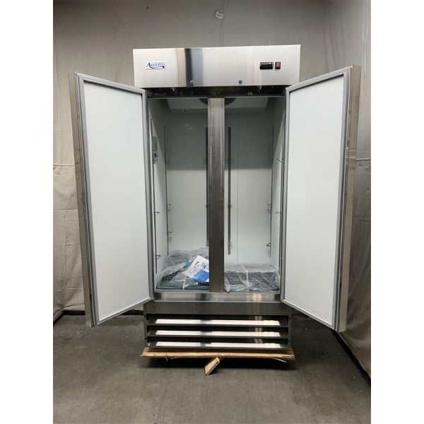 Scratch and Dent Avantco A-35F-HC 39 1/2" Solid Door Reach-In Freezer