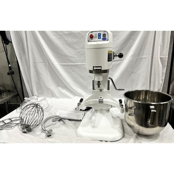 Scratch and Dent Globe SP08 8 Qt. Bowl Lift Countertop Mixer with Guard & Standard Accessories - 120V, 1/4 hp