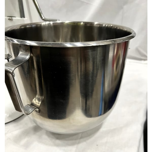Scratch and Dent Globe SP08 8 Qt. Bowl Lift Countertop Mixer with Guard & Standard Accessories - 120V, 1/4 hp