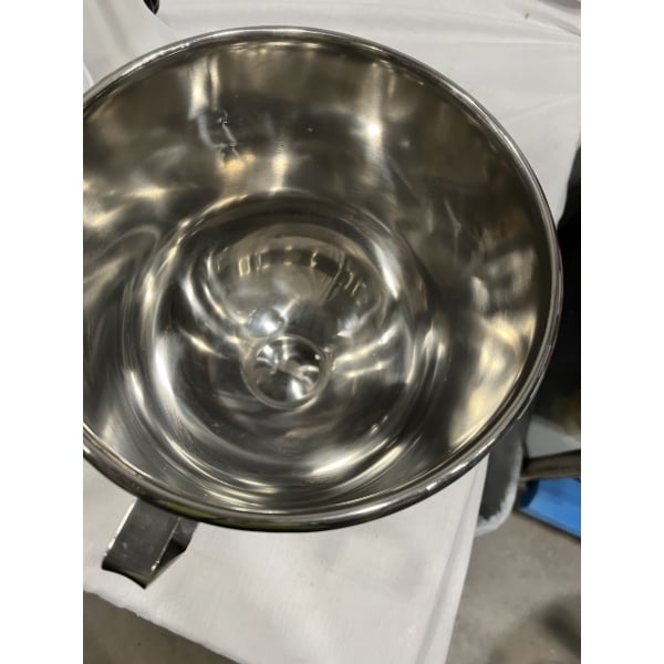 Scratch and Dent Globe SP08 8 Qt. Bowl Lift Countertop Mixer with Guard & Standard Accessories - 120V, 1/4 hp