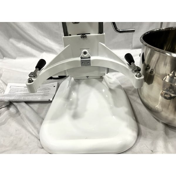 Scratch and Dent Globe SP08 8 Qt. Bowl Lift Countertop Mixer with Guard & Standard Accessories - 120V, 1/4 hp