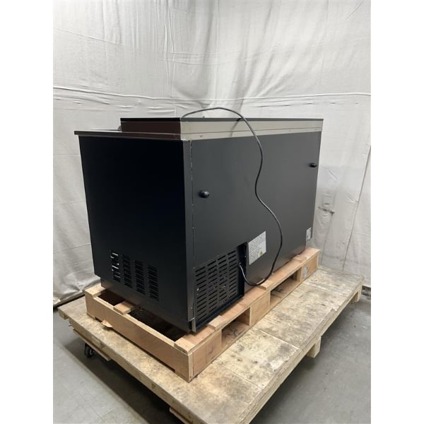 Scratch and Dent Avantco HBB-50-HC 50" Black Horizontal Bottle Cooler