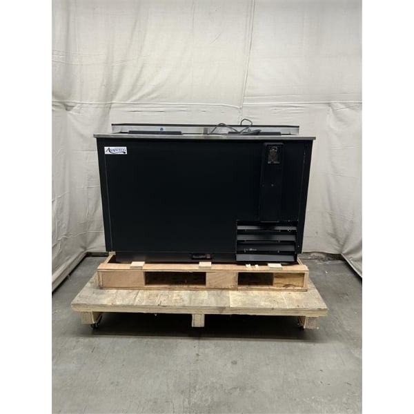 Scratch and Dent Avantco HBB-50-HC 50" Black Horizontal Bottle Cooler