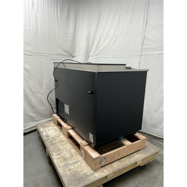Scratch and Dent Avantco HBB-50-HC 50" Black Horizontal Bottle Cooler