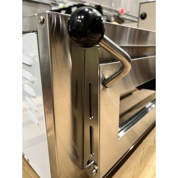 Scratch and Dent Avantco DPO-18-SA Single Deck Countertop Pizza / Bakery Oven with Digital Controls - 1700W, 120V