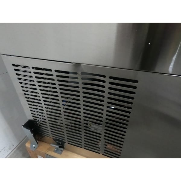 Scratch and Dent Avantco UDD-4-HC-S Stainless Steel Kegerator / Beer Dispenser with (2) 2 Tap Towers - (3) 1/2 Keg Capacity