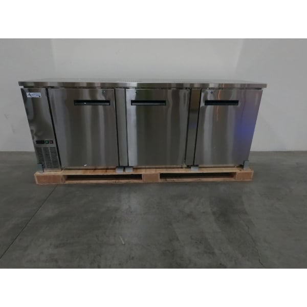 Scratch and Dent Avantco UDD-4-HC-S Stainless Steel Kegerator / Beer Dispenser with (2) 2 Tap Towers - (3) 1/2 Keg Capacity