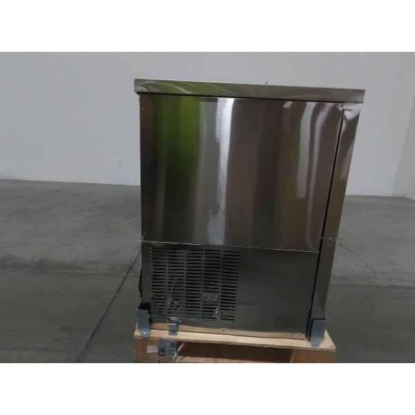 Scratch and Dent Avantco UDD-4-HC-S Stainless Steel Kegerator / Beer Dispenser with (2) 2 Tap Towers - (3) 1/2 Keg Capacity