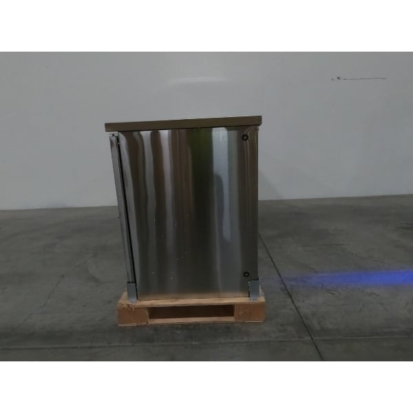Scratch and Dent Avantco UDD-4-HC-S Stainless Steel Kegerator / Beer Dispenser with (2) 2 Tap Towers - (3) 1/2 Keg Capacity