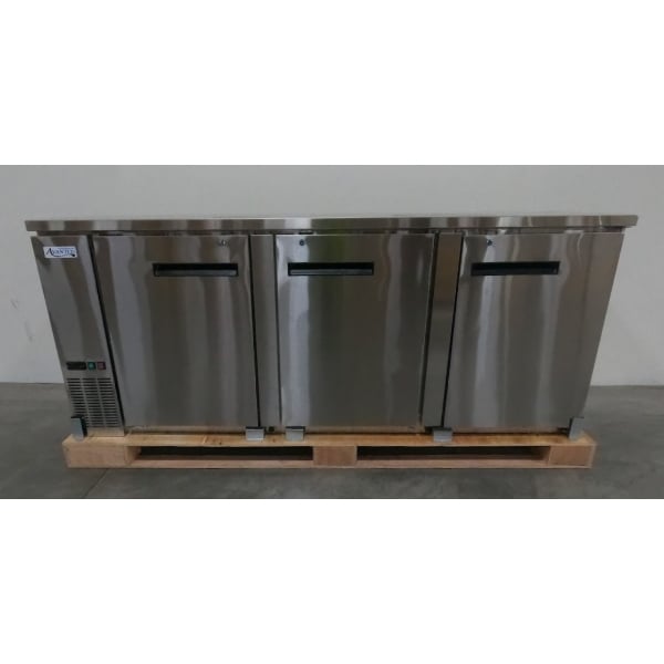 Scratch and Dent Avantco UDD-4-HC-S Stainless Steel Kegerator / Beer Dispenser with (2) 2 Tap Towers - (3) 1/2 Keg Capacity