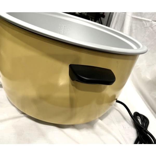 Scratch and Dent Town 57155 110 Cup (55 Cup Raw) Electronic Rice Cooker / Warmer - 230V