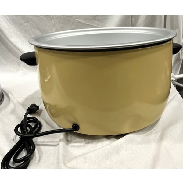 Scratch and Dent Town 57155 110 Cup (55 Cup Raw) Electronic Rice Cooker / Warmer - 230V