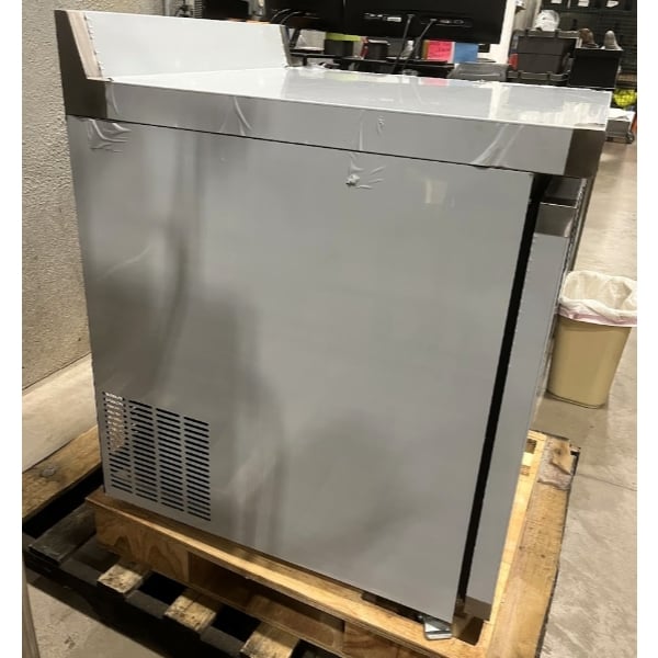 Scratch and Dent Avantco AWT-27F 27" Worktop Freezer with 3 1/2" Backsplash