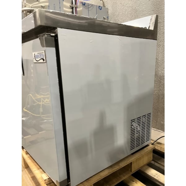 Scratch and Dent Avantco AWT-27F 27" Worktop Freezer with 3 1/2" Backsplash