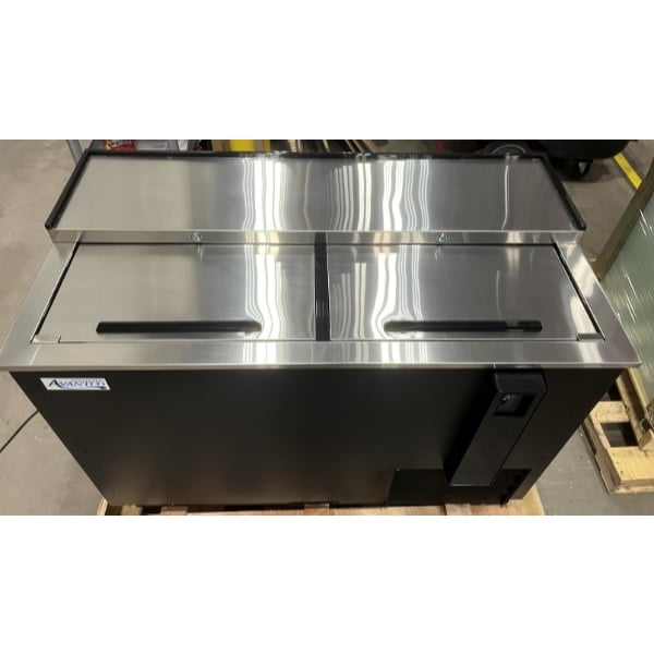 Scratch and Dent Avantco HBB-50-HC-S 50" Stainless Steel Horizontal Bottle Cooler