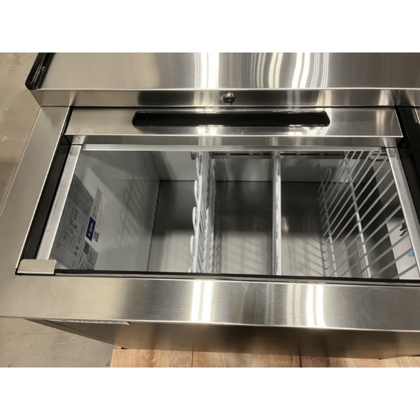 Scratch and Dent Avantco HBB-50-HC-S 50" Stainless Steel Horizontal Bottle Cooler