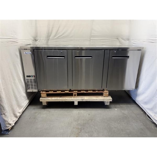 Scratch and Dent Avantco UDD-4-HC-S Stainless Steel Kegerator / Beer Dispenser with (2) 2 Tap Towers - (3) 1/2 Keg Capacity