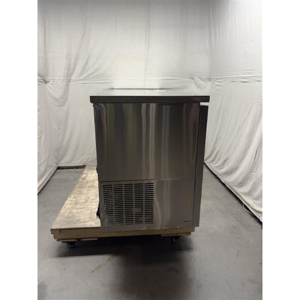 Scratch and Dent Avantco UDD-4-HC-S Stainless Steel Kegerator / Beer Dispenser with (2) 2 Tap Towers - (3) 1/2 Keg Capacity